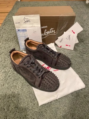 Christian Louboutin svarta skor med spikar - Säljer dessa riktigt feta loubitin skor i grå färg med spikar de är mellan bra skick och mycket bra skick . De e lite smutsiga på den röda sulan som man ser på bilderna, alla spikar är på fast några av spikarna har tappat sin färg asså de har blivit vita på toppen av spikarna på vissa.