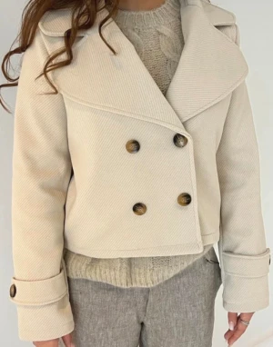 Cream kappa/Jacka - Jättefin, populär cream kappa som passa absolut med allting och ger extra lux till din outfit. Passa XS-S. Den har knappt någon täcken på användning. 