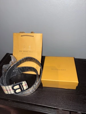 Burberry bälte  - Tja, säljer ett mycket snyggt burberry bälte. Som är den perfekta accessoaren för att lyfta din outfit. Allt tillbehör tillkommer. Vid fundering är det bara att höra av sig! Ej orginal därav pris men de är absolut inget som märks.