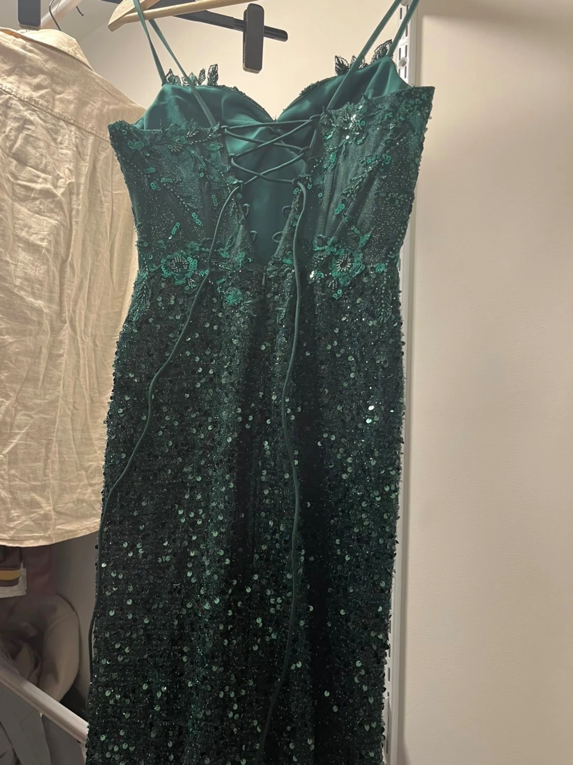 Glittrig grön långklänning med slits - 3