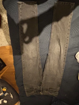 Svarta jeans med grå look från Jack & Jones. Strl W31, L32. - Svarta jeans med en grå look från Jack & Jones med klassisk femficksdesign och Mike Tapered passform. Jeansen har raka ben och materialet är jeans med en mjuk känsla och stretch. Perfekt för dig som gillar en clean och enkel look. Strl W31, L32.