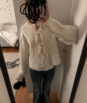 Beige stickad kofta med knytband - Superfin beige stickad kofta med långa ärmar och tre dekorativa knytband framtill💝