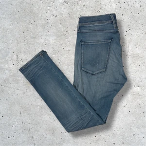 Replay Anbass jeans - Ljusblå Replay jeans med slitningar i den populära modellen Anbass. Jeansen är i mycket bra skick och kommer i stl W32 L32. Hör av er vid minsta lilla fråga, pris kan diskuteras något!