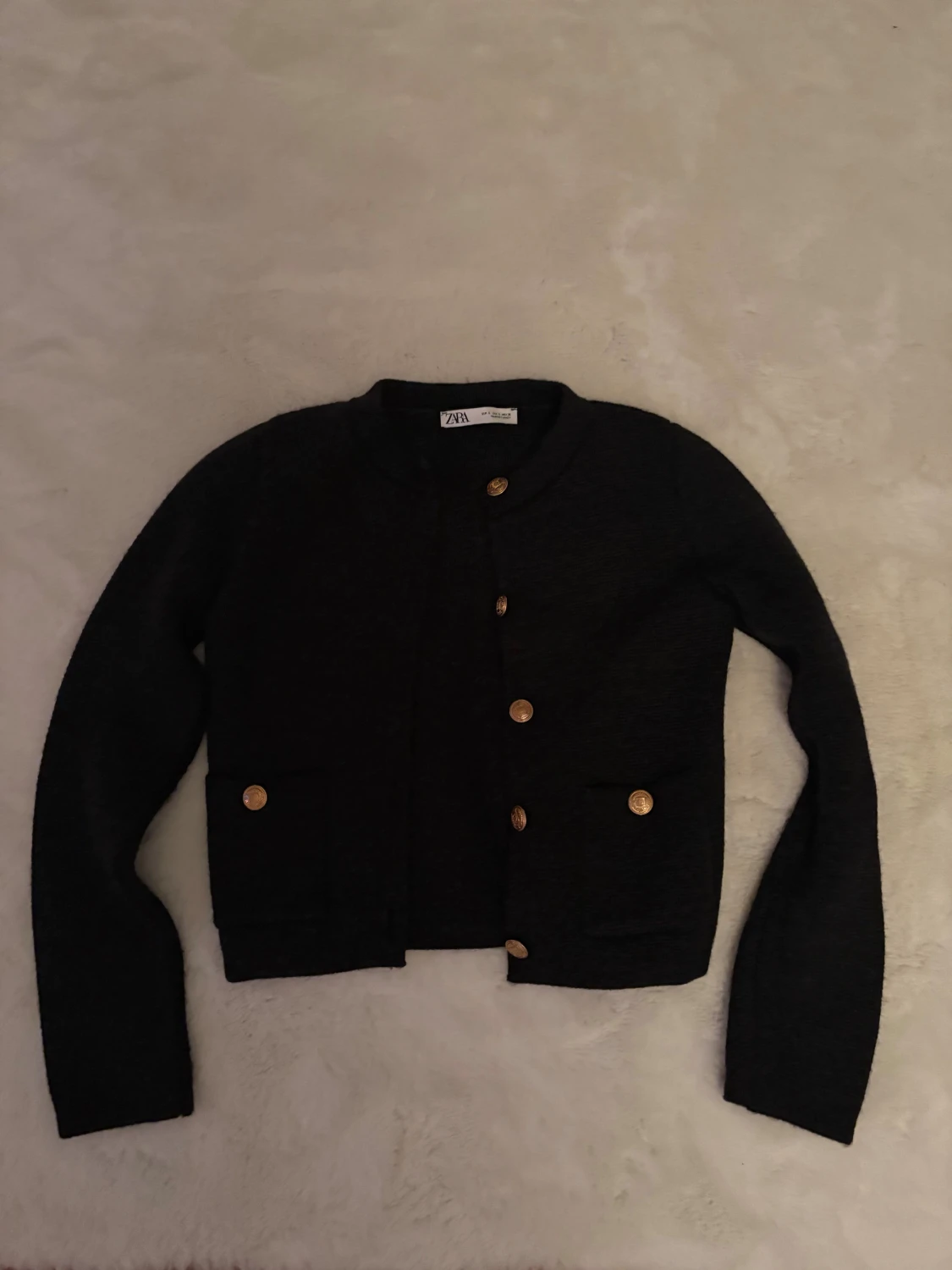 Mörkgrå stickad kofta med guldknappar från Zara - 5