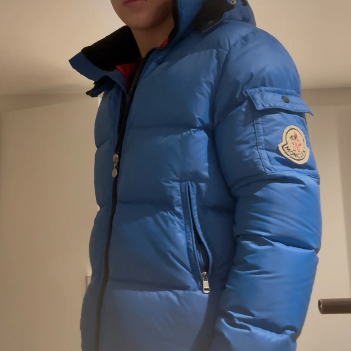 Blå Moncler vinterjacka med huva