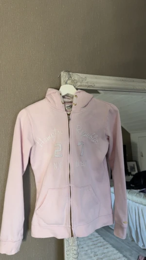Ljusrosa zip up hoodie  - Ljusrosa zip up hoodie som är i storleken 158/164! 