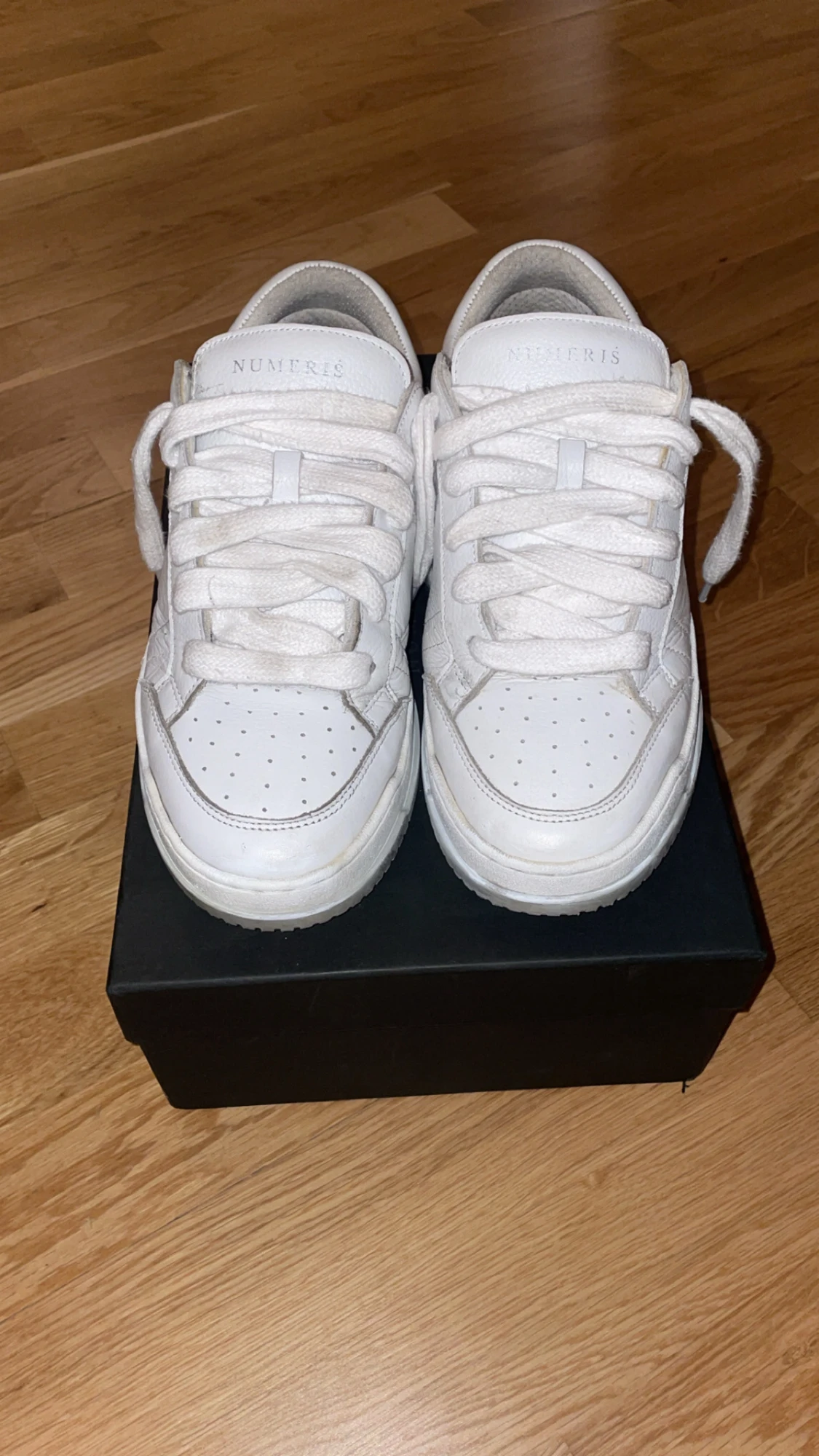 Vita sneakers från Numeris - 1