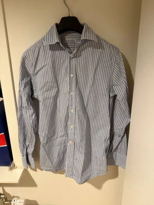 Randig Skjorta The shirt Factory - Randig Skjorta i storlek 39 från The shirt Factory. Design Linnea Braun. Slim fit, passar någon som är runt 180 cm lång. Mycket bra skick! Skriv för fler bilder eller mått