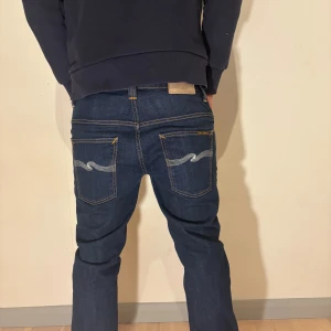 Nudie Jeans ‼️ - Säljer dessa fantastiska Nudie Jensen nu för ett super pris🏅. Det snygga marinblåa tyget tillsammans med de vita detaljer kommer göra dessa till fitt nya favorit par i garderoben❗️Nypris ligger på ca 1500kr men DU får dom för endast 599kr. Storlek: 33/32 , A=84cm B=102cm 📏. Skriv gärna om du har frågor!!