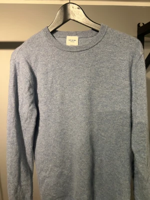 Ljusblå kashmirtröja John Henric - Snygg ljusblå rundhalsad tröja från John Henric i mjuk kashmir. Storlek S, tvättad rätt och välanvänd. Perfekt för dig som gillar stilrena och bekväma plagg med premiumkänsla. Skickas direkt.