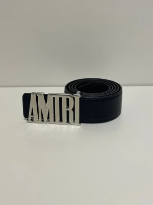 Amiri Bälte - Säljer ett helt nytt bälte, aldrig använd. Storlek 110. Snabb frakt fraktas inom 24h efter köp. Kan härmas i Haninge, skriv gärna vid fler frågor.