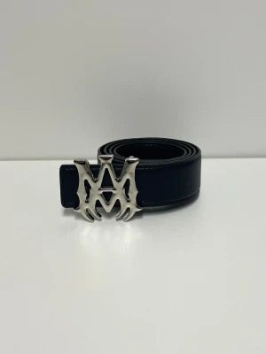 Amiri Bälte - Säljer ett helt nytt bälte, aldrig använd. Storlek 110. Snabb frakt fraktas inom 24h efter köp. Kan härmas i Haninge, skriv gärna vid fler frågor.