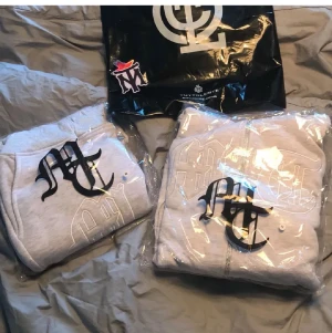 Tuttolente dress  - Säljer ett par grå mjukisbyxor från Tuttolente med broderad logga i vitt och svart på benen. Byxorna har snörning i midjan och en loose passform, perfekta för chill dagar. Materialet är mjuk bomull och polyester för maximal komfort. INGÅR ALLA PÅSAR!