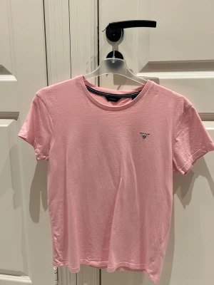 Rosa t-shirt från GANT - Snygg rosa t-shirt från GANT med klassisk rund hals och liten broderad logga på bröstet. Aldrig använd endast tvättad 