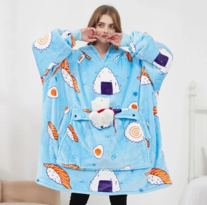SHOPPU KAWAII SNUDDIE CLOAK BLANKET HOODIE - Supermysig och oversized hoodie i ljusblå fleece med gulligt sushi-mönster och stora fickor framtill. Tröjan har huva och långa ärmar, perfekt för att chilla hemma. Söt nalle medföljer som detalj på fickan. Unik och rolig design för dig som älskar japansk stil!