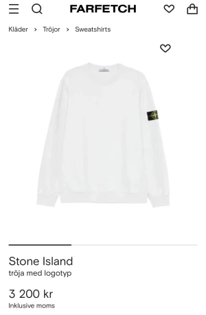 Vit sweatshirt från Stone Island - Vit sweatshirt från Stone Island med klassisk rund hals och lång ärm. Tröjan har den ikoniska logotypen på vänster ärm och ribbade muddar vid ärmslut och nederkant. Perfekt för dig som gillar clean och stilren streetwear. Köpte den för några månader sedan och har inte använt den än.