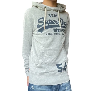 Hoodie från Superdry - Snygg grå hoodie från Superdry. Väldigt bra skick. Modellen är 173cm, 64kg. Pris kan diskuteras!