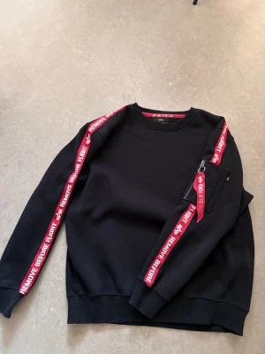 Svart Alpha Industries sweatshirt - Svart sweatshirt från Alpha Industries i storlek L