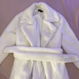 Pälskappa Vit - Supermysig pälskappa från Prettylittlething, använt den c. 2-3 gånger, den ser helt ny ut, jättefin och mysig får bara ej mycket användning utav den!! , storlek Xs men passar även S.