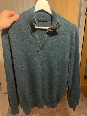 Ermenegildo zegna Kashmir zip med fårskinn  - Helt oanvänd Kashmir tröja från Ermenegildo zegna. Nypris är €1800. Öppen för prisförslag. Size 50 ( M ). Vid intresse kan jag skicka mer bilder men 7 är max på Plick. 