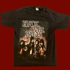 Vintage Black Veil Brides T-Shirt! - Över tio år gammal black veil brides tisha från circa 2013-2014. printat med fruit of the loom och storlek medium. tröjan är helt okej skick, trycket på framsidan håller up bra medans trycket på baksidan är lite slitet, se bild! 