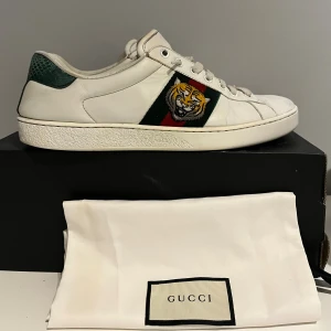 Gucci ace  - Säljer mina grymt feta Gucci ace tiger. Skorna är i fint skick. Det är storlek 43 och sitter som vanliga 43. Skorna samt dustbag ingår. Skorna är självklart äkta, finns även orderbekräftelse från en av de kändaste leverantörerna. Ny pris 8000 vårt pris 1750!🤝🤩Bara skriva vid minsta lilla fundering:) // Ds.resell