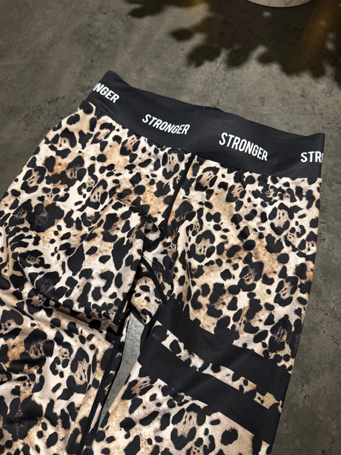 Leopardmönstrade leggings från Stronger - 1