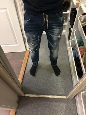 Dsquared2 blå jeans stl 46 - Säljer ett par blå jeans från Dsquared2 i storlek 46. Helt äkta. Skönaste byxorna säljer för att dom har blivit för små. Köpte byxorna runt för 5000kr 