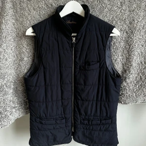 Stenströms väst - Mörkblå dunväst från Stenströms med quiltad design och ståkrage. Västen har dragkedja framtill, flera fickor och en clean look. Insidan har diskreta ränder. Perfekt för lager-på-lager och relaxerad stil. Hör av dig om du har frågor!👊👍