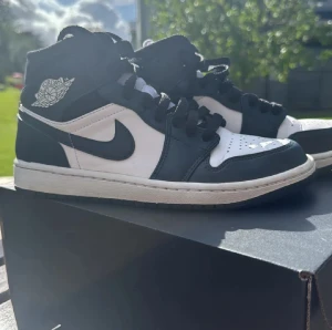 Nike Air Jordan 1 Mid Armory Navy - Säljer ett par Nike Air Jordan 1 Mid i färgen Armory Navy/White-Black. Som i nyskick, jag själv har använt dom fåtal gånger. Skriv vid fler frågor! Pris kan diskuteras vid snabb affär!