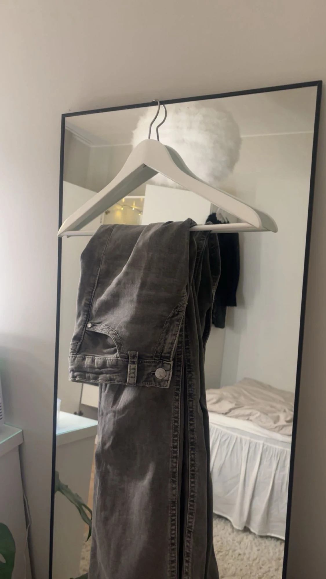 Grå bootcut jeans med broderad ficka - 3