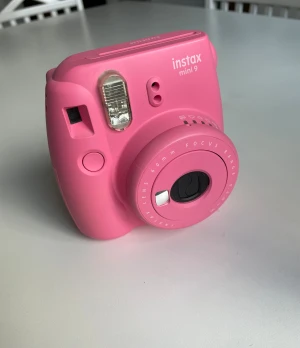 Instax Mini 9 - Säljer min fujifilm Instax Mini 9 kamera i rosa färg. Använd fåtal gånger och är därmed i bra skick.