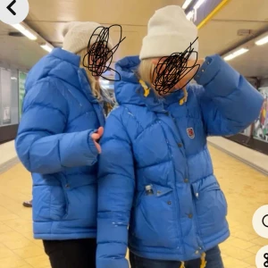 Blå dunjacka från Fjällräven - Säljer en snygg blå dunjacka från Fjällräven🥰 Jackan har en pufferdesign och är perfekt för kyliga dagar.💞 prisen kan diskuteres❤️