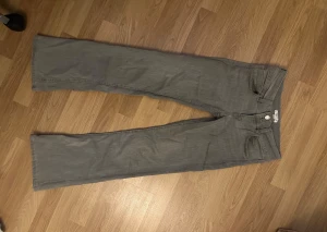 Grå bootcut jeans - Bootcut jeans från Gina tricot Young. Storlek 152