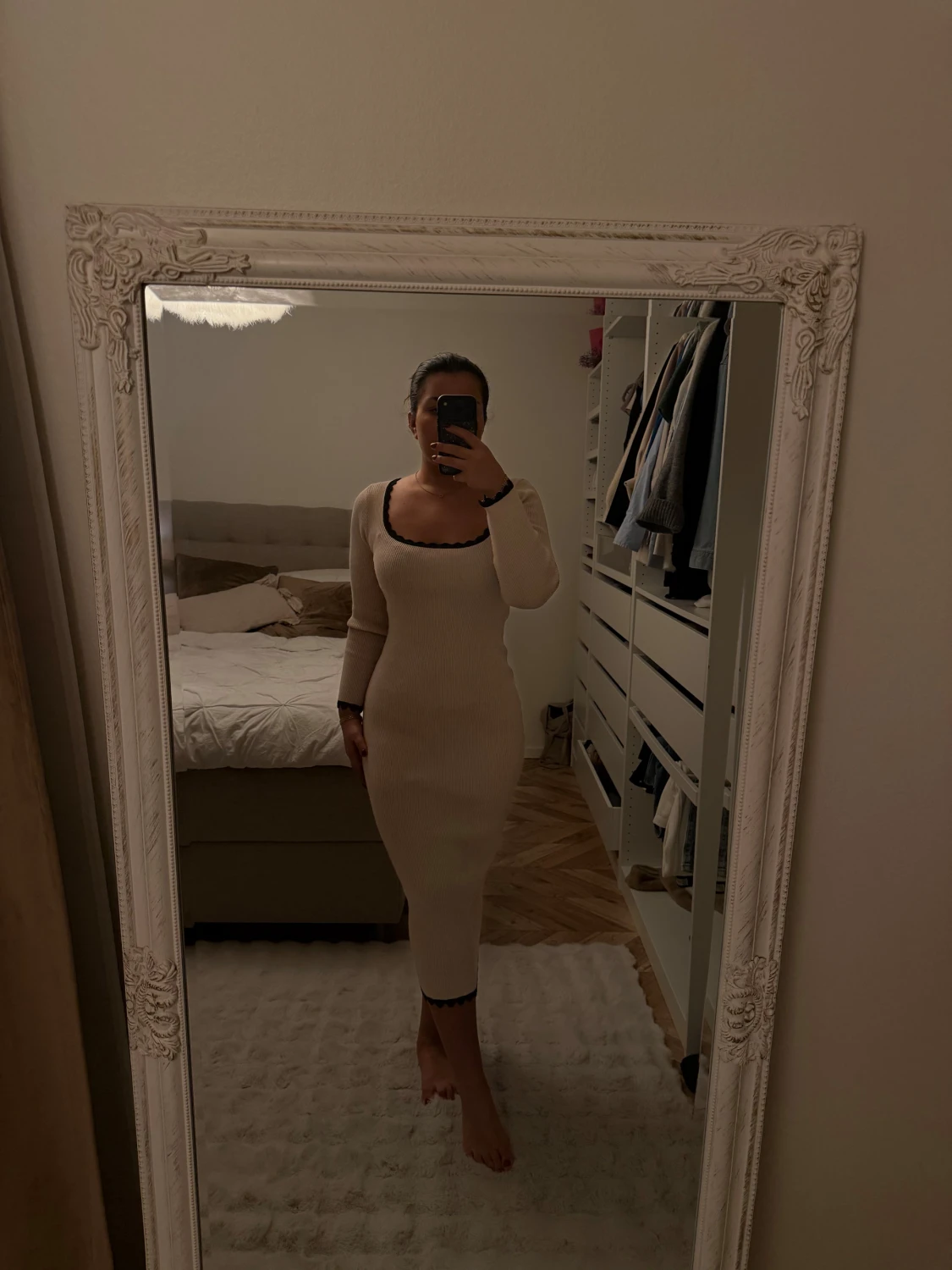 Beige ribbad långklänning med svarta detaljer