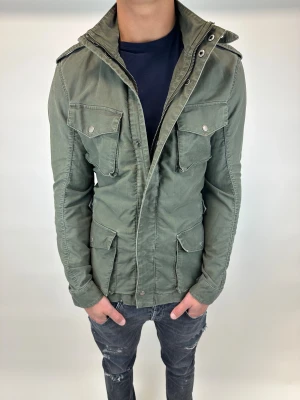 Woolrich Jacka  - Hej! Säljer nu denna väldigt snygga och eftertraktade Woolrich Fieldjacka! Jackan är slutsåld överallt och går inte att få tag på… jackan är perfekt nu till vintern  Storlek L Ny pris: 6000 kr Säljs för: 1199 kr