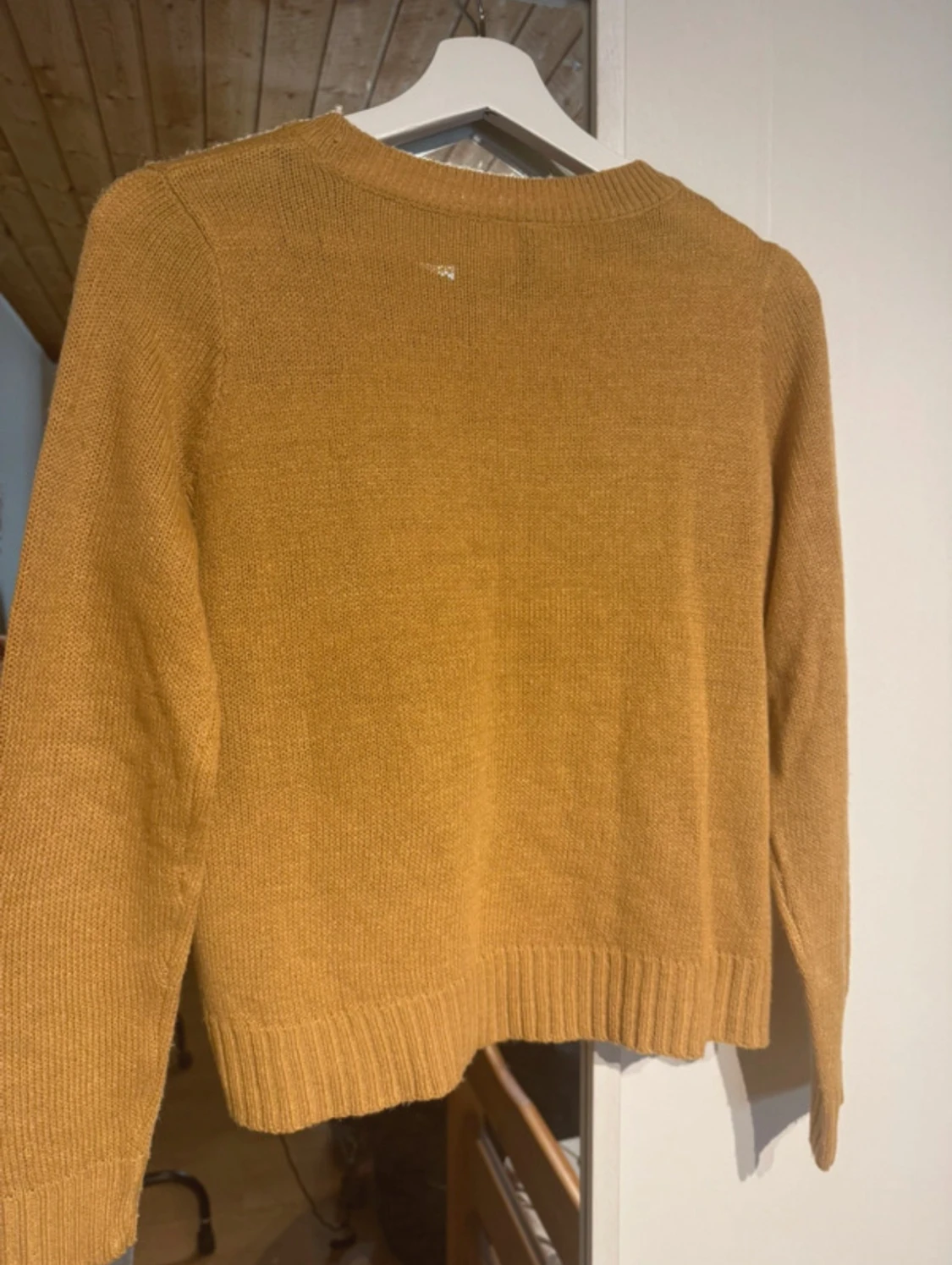 Gul stickad tröja  - 2