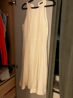 Vit långklänning från Tiger of Sweden - Säljer en stilren vit långklänning från Tiger of Sweden. 