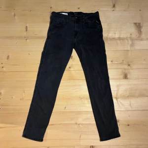 Replay Anbass mörk grå jeans, storlek 30 - Tjena! Jag säljer mina mörk grå Replay Anbass hyperflex jeans. Skick 9/10 endast använd vid 3 tillfällen. Storlek: 30/30. Pris: 349❗️Bara att fråga om du undrar något!😊 Priset är inte hugget i sten!😀