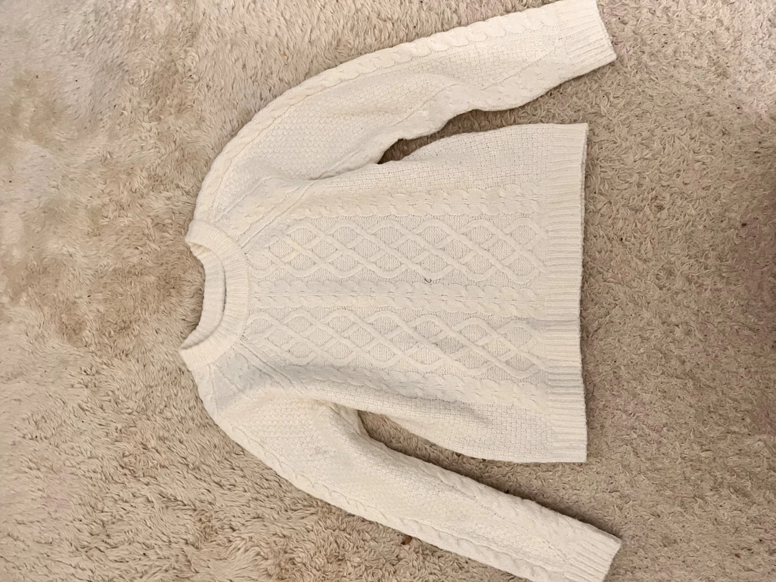 Vit stickad kabeltröja