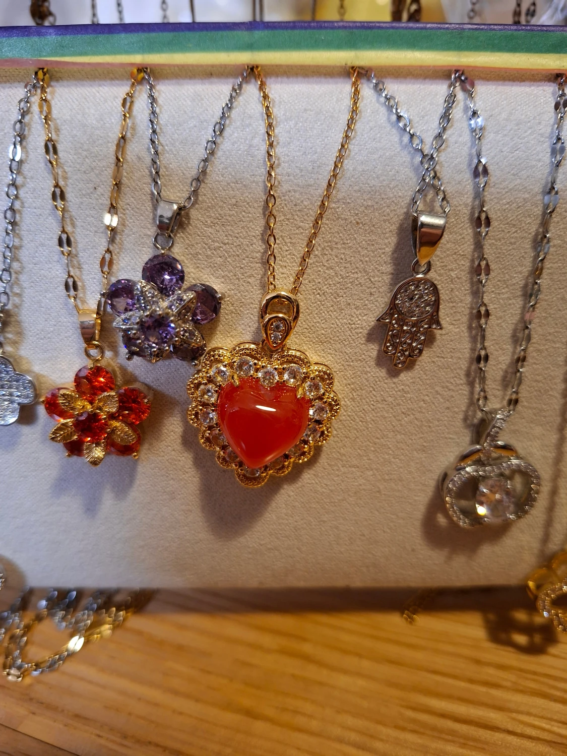 Mixade halsband med hjärtan och blommor - 2