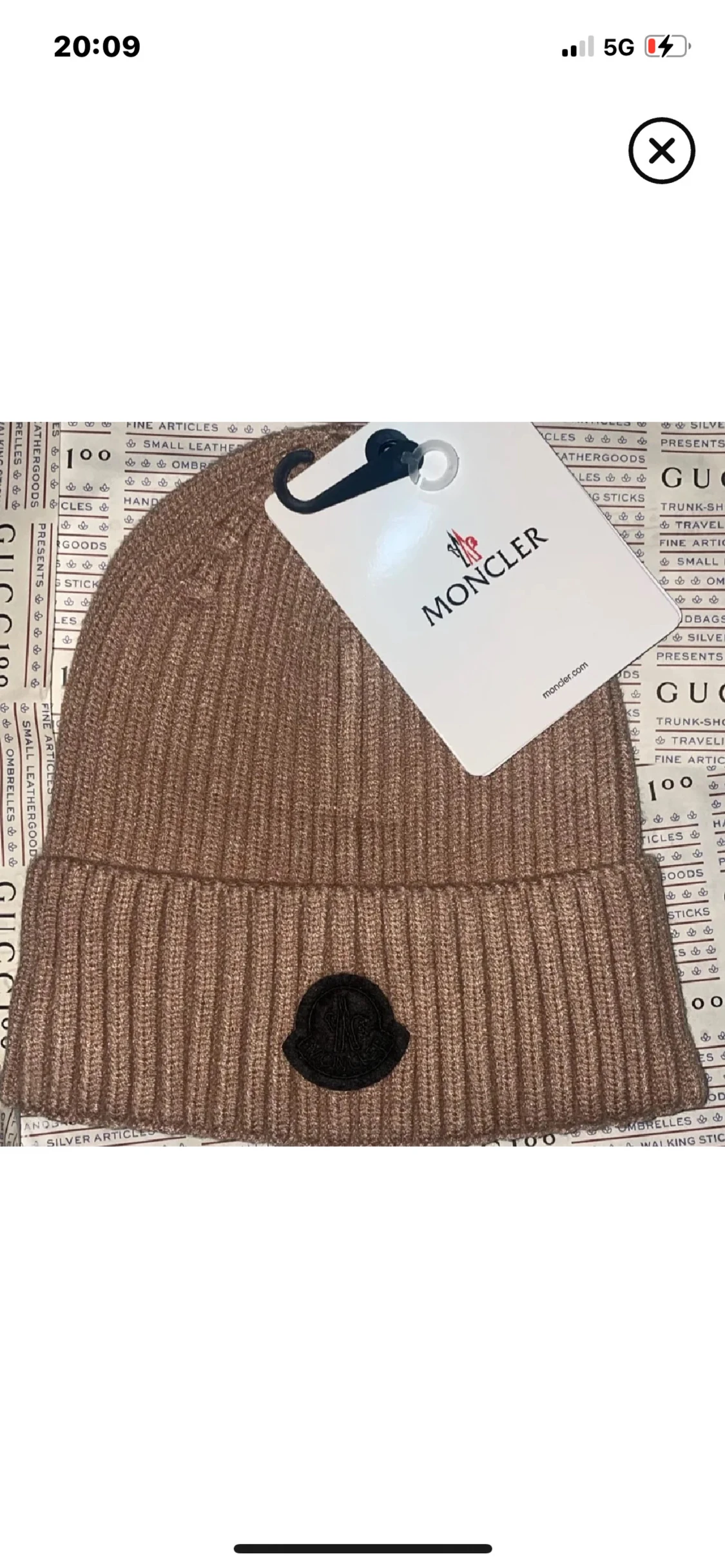 Beige ribbad mössa från Moncler