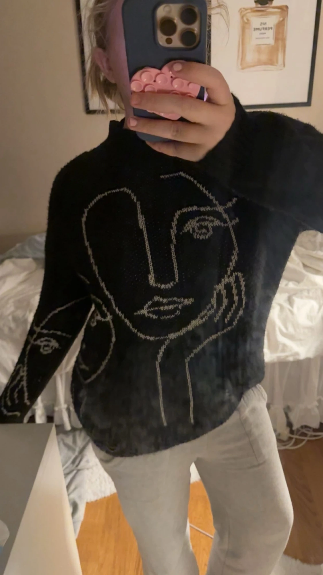 Svart stickad tröja med ansiktsmotiv - 1