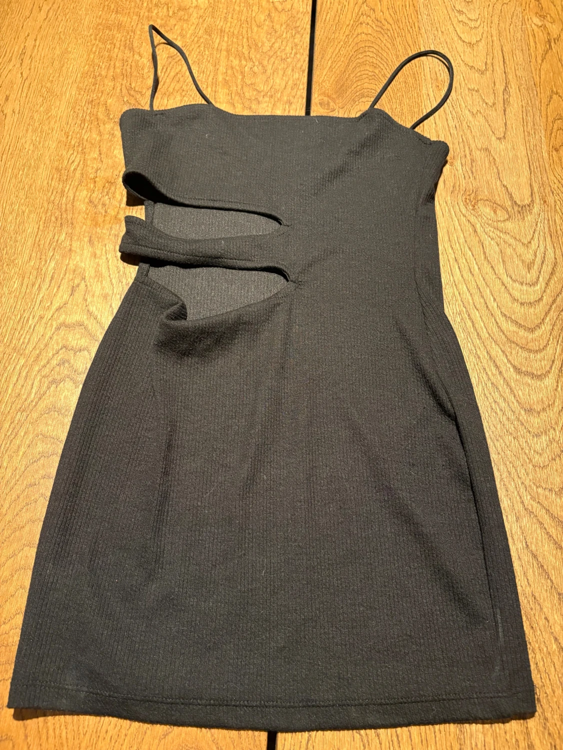 Svart cut out klänning från Bershka