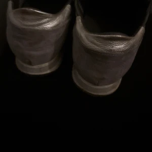 Philippe model runners  - Snygga grå sneakers från Philippe Model med metallic-silver detaljer på häl och plös. Skorna har snörning och en rund tå, samt en platt sula. Materialet är en mix av skinn och mocka, vilket ger en lyxig känsla och cool look.                                                                          ✔️ Äkta Philippe Model ✔️ Storlek: 40 ✔️ Bekväma och lätta ✔️ Passar både till vardags och till en mer uppklädd stil