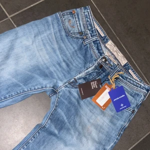 Jacob Cohën Jeans - Snygga ljusblå jeans från Jacob Cohën, modell Type 620. Jeansen har klassisk femficksdesign, kontrastsömmar och knappar framtill. Materialet är mjukt jeans i bomull med en tvättad look och diskreta slitningar. Perfekta för dig som gillar stilrena och bekväma jeans. Skick 9/10!