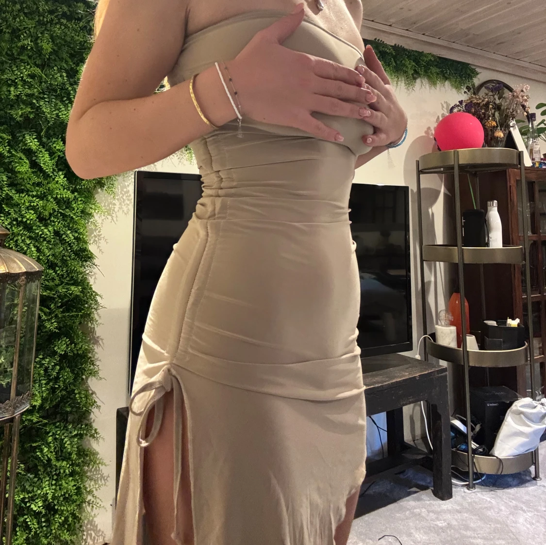 Nude färgad kort klänning 