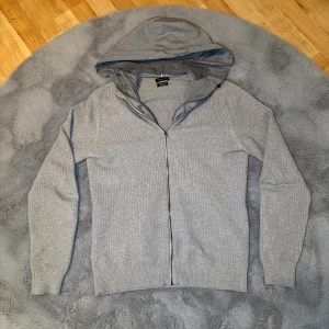 Massimo dutti cardigan  - | Jag säljer nu en riktigt fet och snygg cardigan med en riktigt cool design där det även är en väst under som är möjlig att ta bort | storlek: S | Skick: 8/10, det enda som man kan lägga märke till är att zippern har gått av på västen under men funkar fortfarande utmärkt(syns på sista bilden) | skriv till mig för fler frågor och bilder ;)