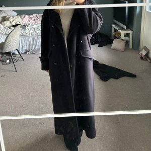 Svart kappa lång - Jättefin lång kappa från Kello som inte går o få tag på längre!! Använd ett fåtal gånger och i jättefint skick💞💞