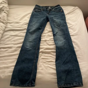 Blå bootcut jeans från H&M  - Snygga blå lågmidjade bootcut jeans från H&M Divided. Storlek 32 men är som storlek 34-36. Bara använda fåtal gånger.💕